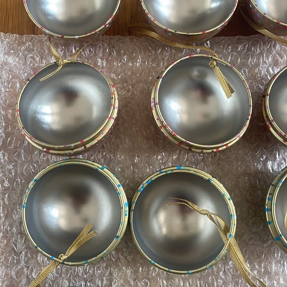 L’Occitane Round Metal Ornaments - Set of 6 - Picture 5 of 8
